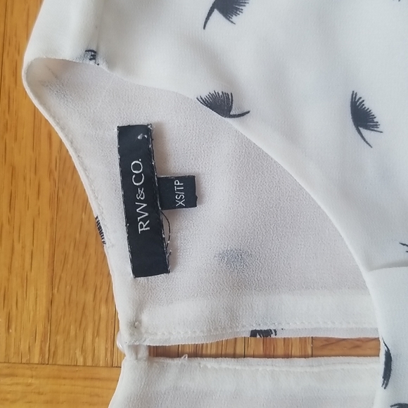 RW & CO Feather Print Crepe Sleeveless Blouse - Picture 4 of 6